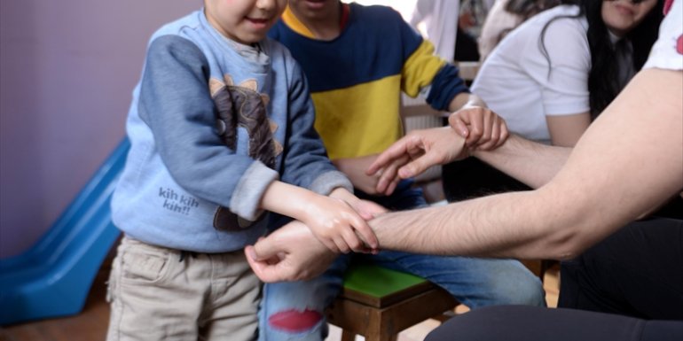 Gönüllü öğrencilerden engelli ve yaşlılara özel bakım