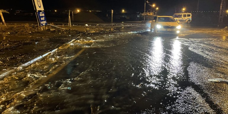 ARDAHAN - Kar sularının erimesi ve sağanak sonrası bazı yolları su bastı1