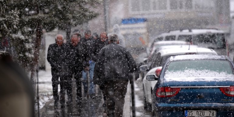 Nisan karı Ardahan'ı beyaza bürüdü