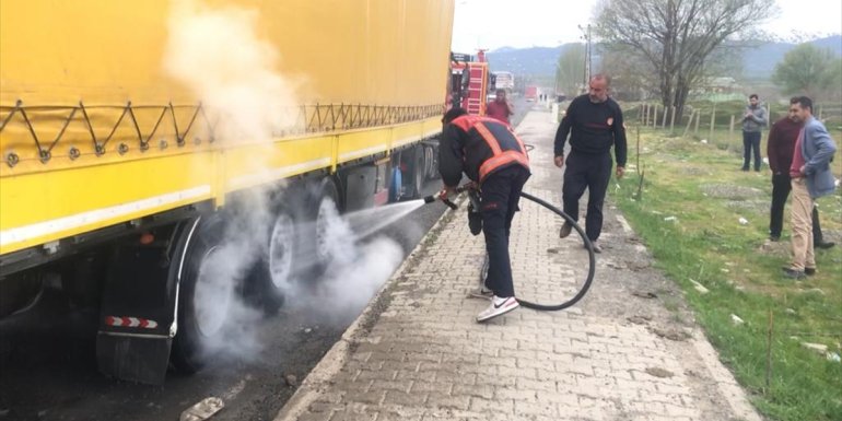 Bingöl'de tırın dorsesinde çıkan yangın söndürüldü