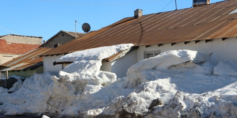 Bingöl'ün Karlıova ilçesinde eriyen kar nedeniyle su baskınları meydana geldi