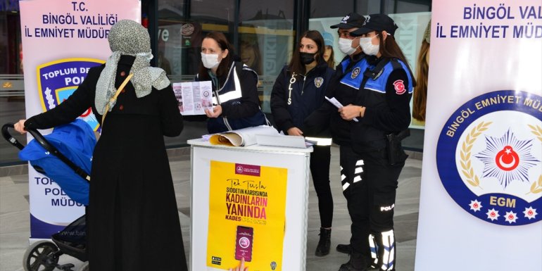 Bingöl polisi kadınlara KADES uygulamasını tanıtıyor