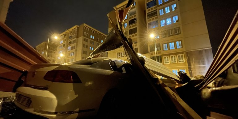 Bingöl'de şiddetli rüzgar bir binanın çatısını uçurdu