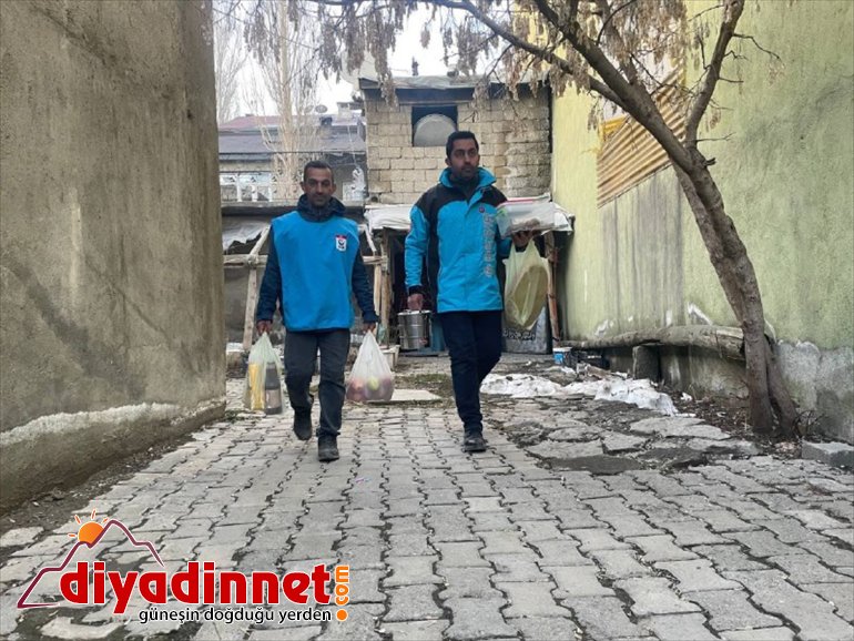 Bir sahibi Bir ailelere sıcak götürüyorlar ihtiyaç yemek Kap iftarda Kalp deyip 3