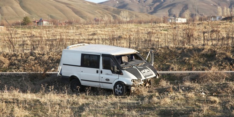 Bitlis'te içinde düzensiz göçmenlerin bulunduğu minibüs takla attı: 4 ölü, 25 yaralı
