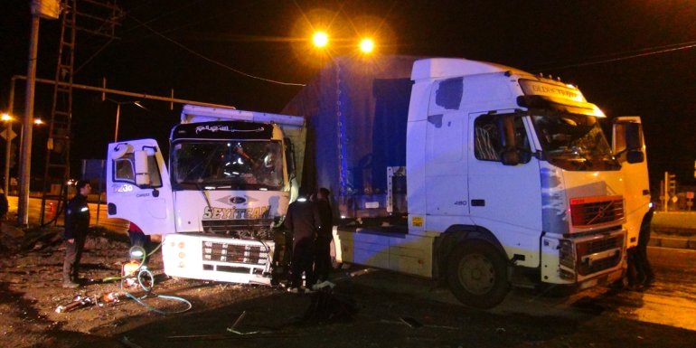 BİTLİS - İki tırın karıştığı kazada 1 kişi yaralandı1