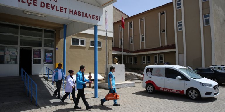 BİTLİS - Kilometrelerce yol kat ederek köylerdeki hastalara şifa götürüyorlar1