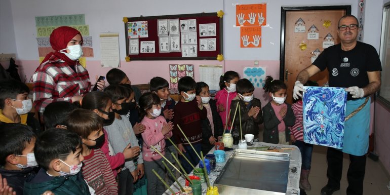 Bitlis'te 28 köy okulundaki öğrenciler ebru sanatıyla buluşturuluyor