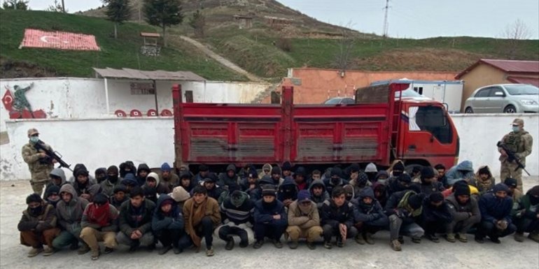Bitlis'te iki araçta 110 düzensiz göçmen yakalandı