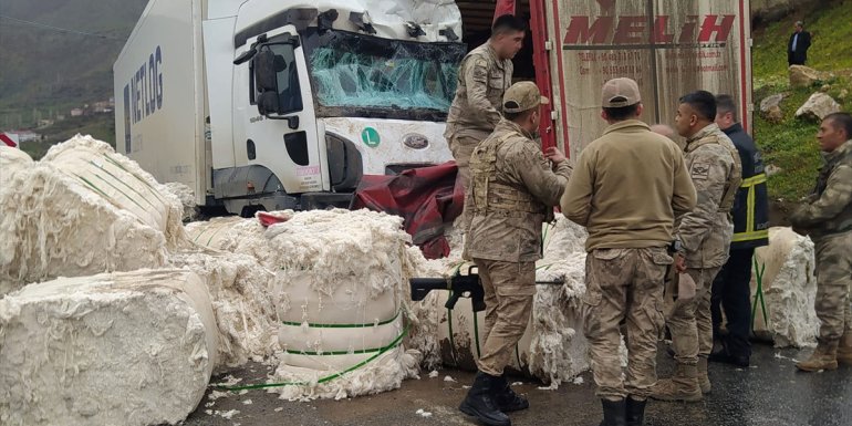 Bitlis'te iki tırın çarpıştığı kazada bir kişi yaralandı