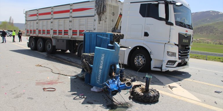 Bitlis'te tırın çarptığı tarım aracındaki 4 kişi yaralandı