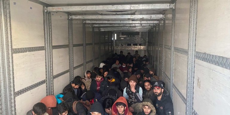 Bitlis'te tırın dorsesinde 129 düzensiz göçmen yakalandı