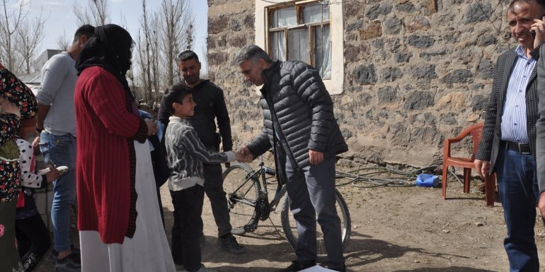 Bulanık Emniyet Müdürlüğünden ihtiyaç sahibi ailelere yardım