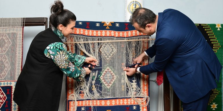 Çatak'taki kilim kursunda ilk kesim törenle yapıldı