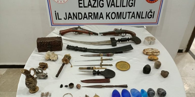 Elazığ'da 102 tarihi eseri jandarmaya satmaya çalışan 3 zanlı yakalandı