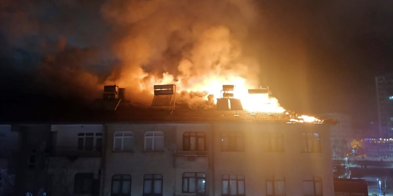 ELAZIĞ - Binanın çatısında çıkan yangın hasara neden oldu (2)1