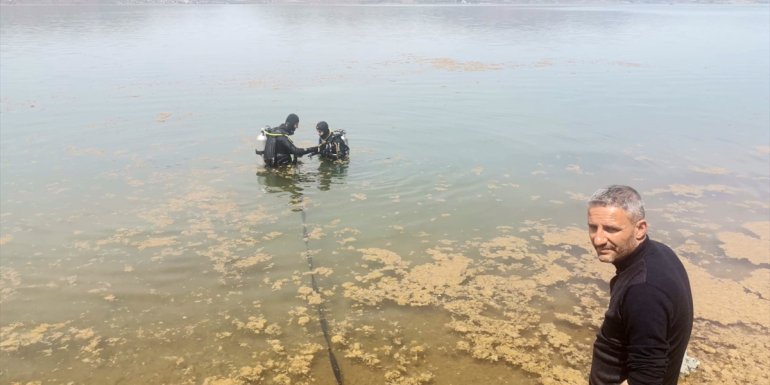 Elazığ'da Hazar Gölü'ne düşen otomobilin sürücüsü yaralandı