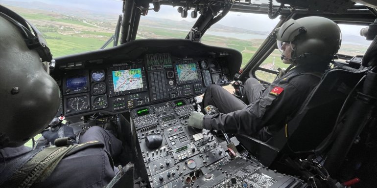 ELAZIĞ - Jandarma ve polis ekipleri helikopterle trafik denetimi yaptı1