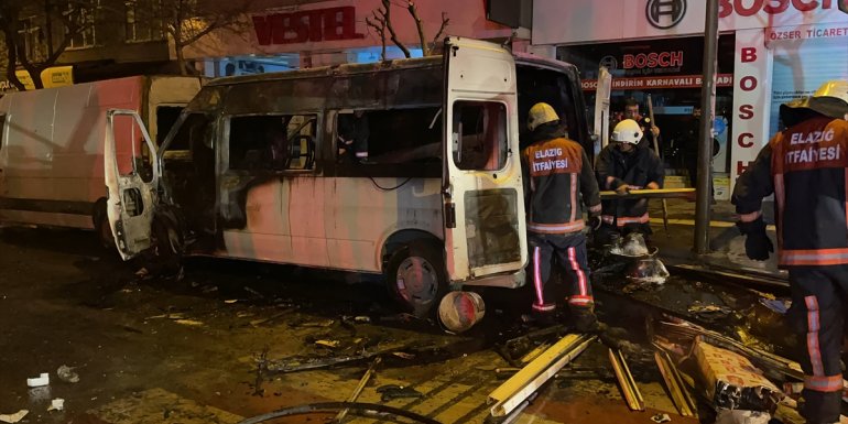 Elazığ'da park halindeki minibüste çıkan yangında bir kişi yaralandı