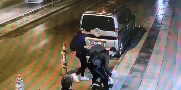 Sahipsiz köpekten kaçan çocuğa otomobilin çarpması, yayaların kaza tehlikesi atlatması kamerada