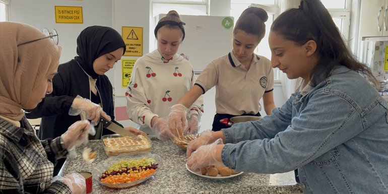 Elazığ'daki yaşlı ve kimsesizlerin iftar sofralarını lise öğrencileri hazırlıyor