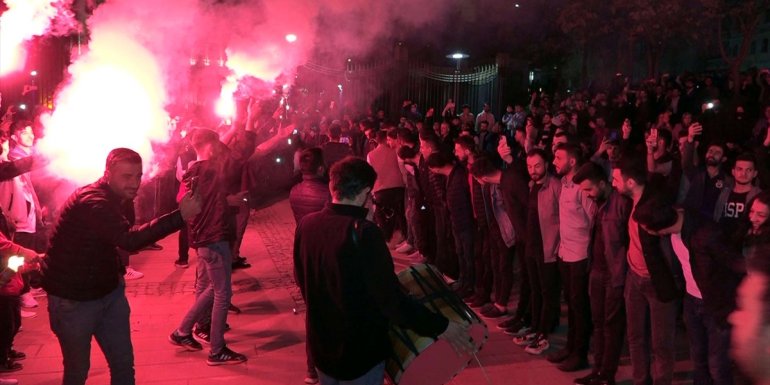 Elazığlılar "sahur halayı"nda buluştu