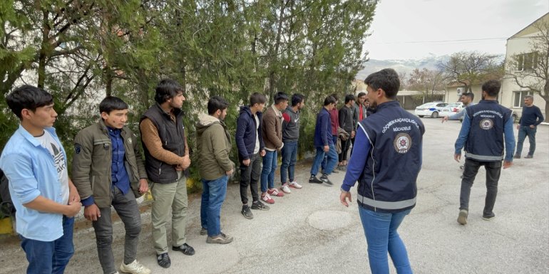 Erzincan'da 25 düzensiz göçmen yakalandı