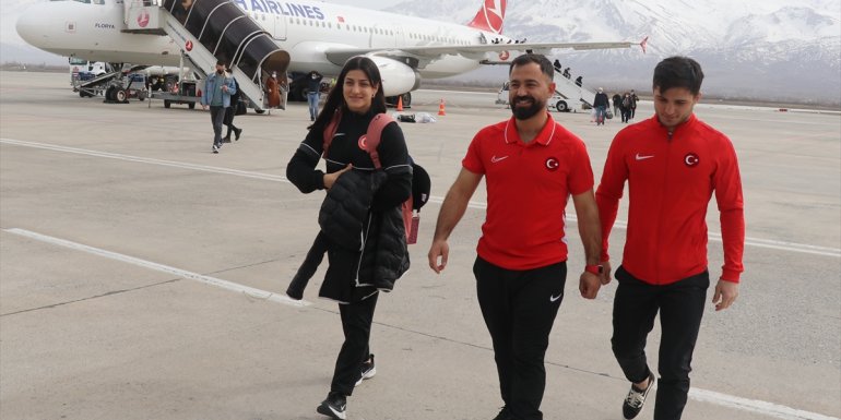 Milli güreşçi Kamaloğlu, Erzincan'da coşkuyla karşılandı