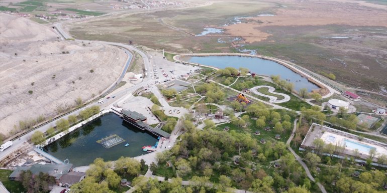 Erzincanlılar oruçlarını belediyeye ait çeşmelerden akan maden suyu ile açıyor