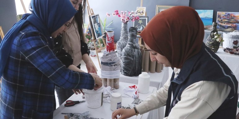 Atık malzemeler, kadınların elinde süs eşyası oluyor