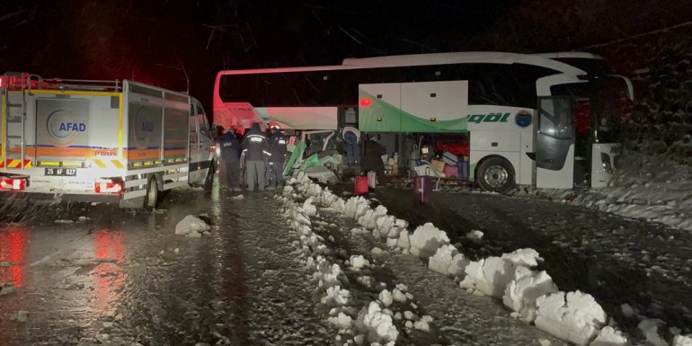 Erzurum'da buzlu yolda kayan yolcu otobüsü istinat duvarına çarptı