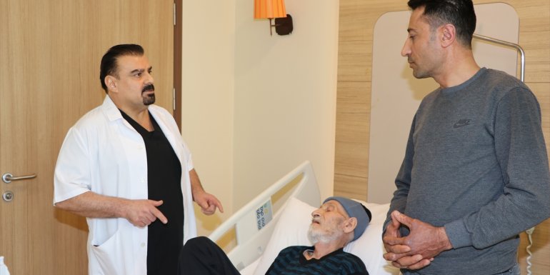 Çocuklarını ikna edip ameliyata aldığı hastasını kanserden kurtardı