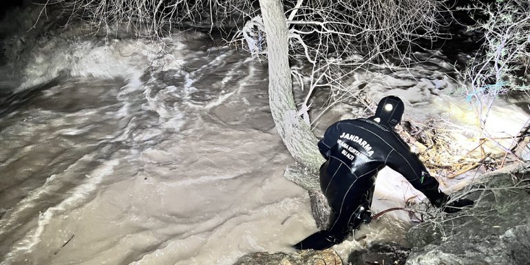 Erzurum'daki trafik kazasında suya kapılan 2 kişiyi arama çalışmaları sabah sürecek