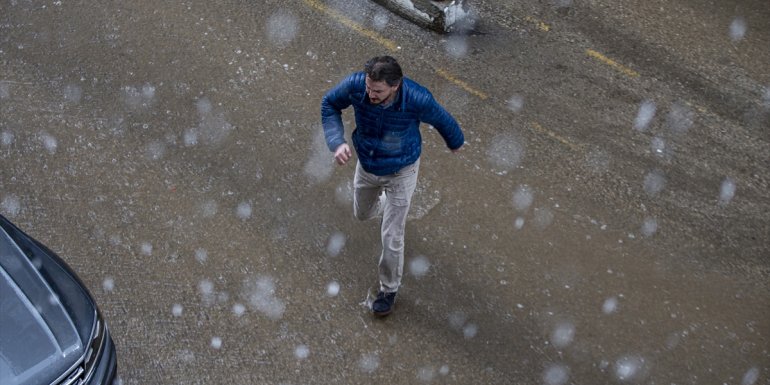 Erzurum'da etkili olan sağanak sürücüler ve yayalara zor anlar yaşattı