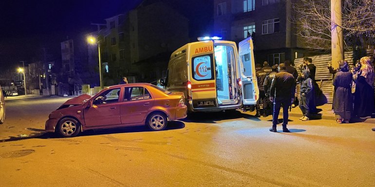 Erzurum'da hafif ticari araç ile otomobilin çarpışması sonucu 5 kişi yaralandı