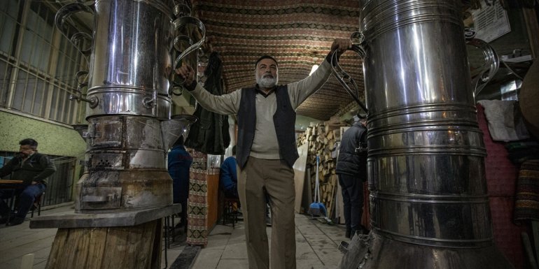 Orucunu açan Erzurumlular, soluğu "kazan semaver"de alıyor