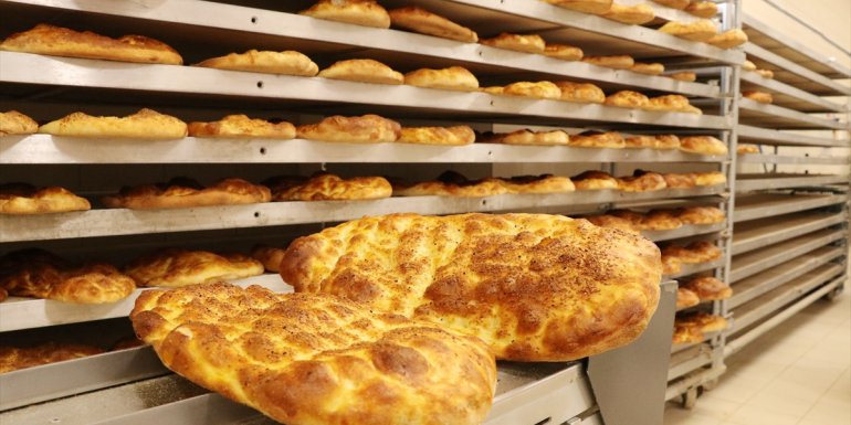 Erzurum'da üniversite öğrencileri fakültede ramazan pidesi mesaisinde