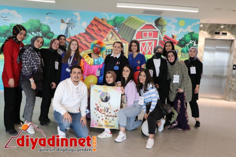 Erzurum'da üniversite öğrencilerinden hasta çocuklara 23 Nisan sürprizi