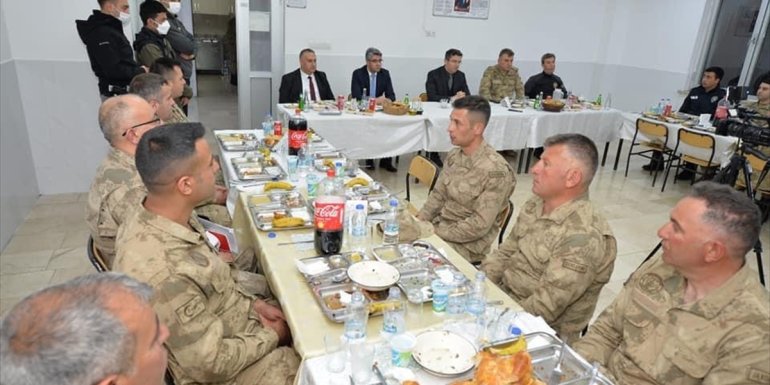 Erzurum Valisi Memiş, jandarma karakolunda Mehmetçikle iftar yaptı
