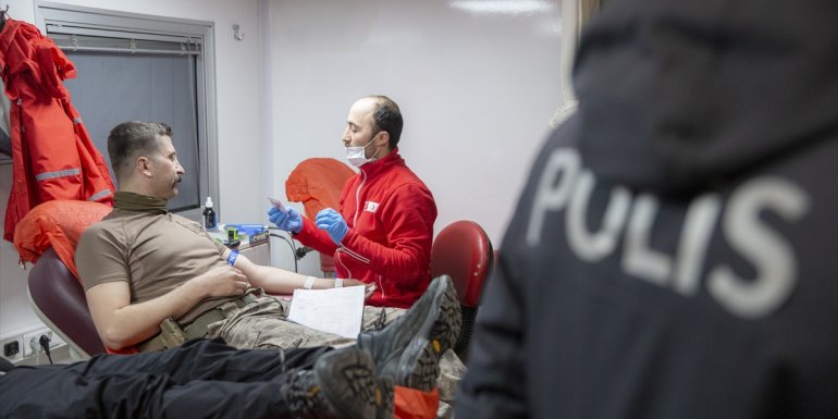 Erzurum'da polisler kan bağışında bulundu