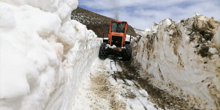 Hakkari'de Berçelan Yaylası yolunda karla mücadele sürüyor