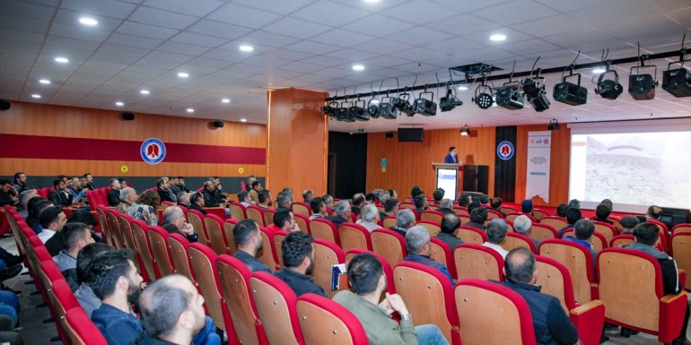 Hakkari'de çiftçilere "meyve bahçelerinin kalite ve standartlarının artırılması eğitimi" verildi