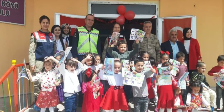 Hakkari'de jandarma ekipleri köydeki çocuklarla bir araya geldi