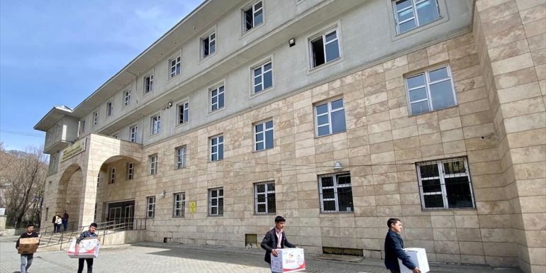 Hakkari'de öğrenciler ihtiyaç sahibi ailelere gıda yardımında bulundu