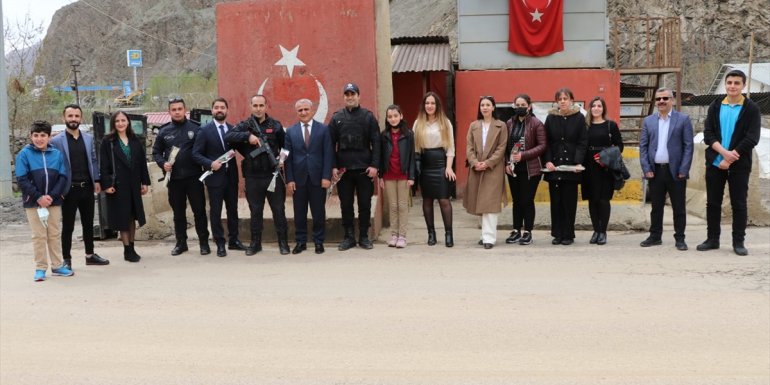 Hakkari'de öğretmen ve öğrenciler polislere gül dağıttı
