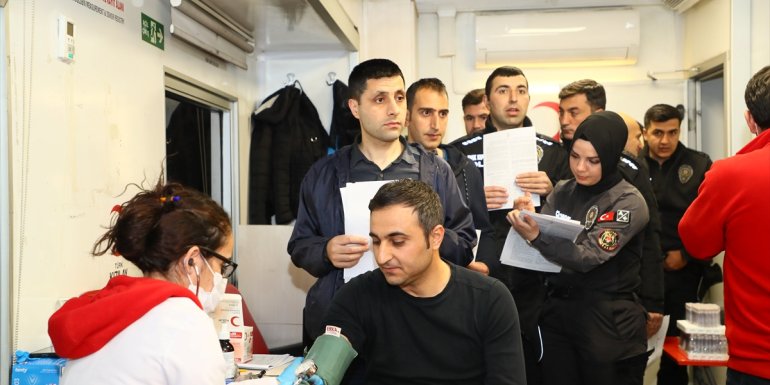 Hakkari'de polisler Türk Kızılay'a kan ve kök hücre bağışında bulundu