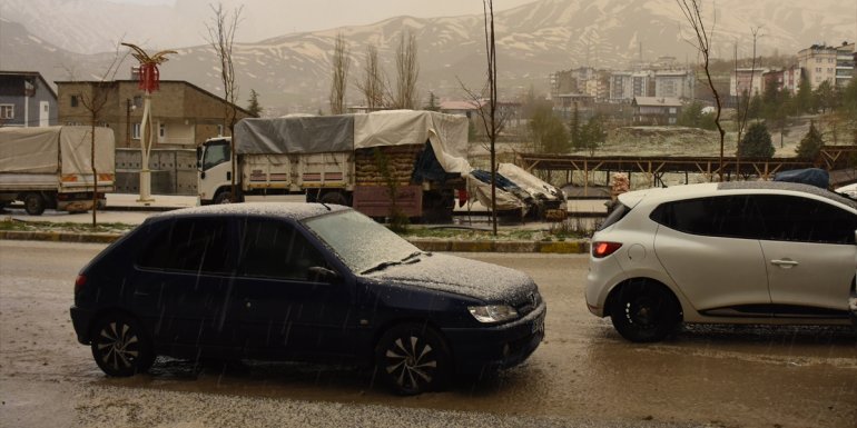 Hakkari'de sağanak ve dolu etkili oldu