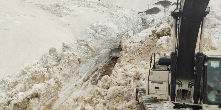 Hakkari'de üs bölgesi yolunda metrelerce karla mücadele sürüyor