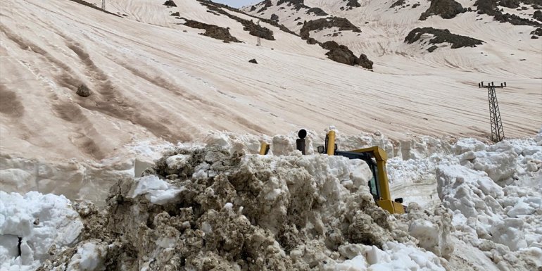 Hakkari'de üs bölgesi yolunda metrelerce karla mücadele sürüyor