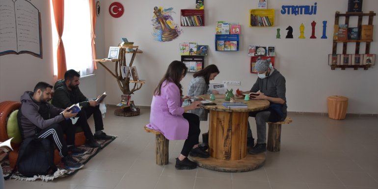 Hakkari'de usta öğreticiler ve kursiyerler geri dönüşüm kütüphanesi kurdu